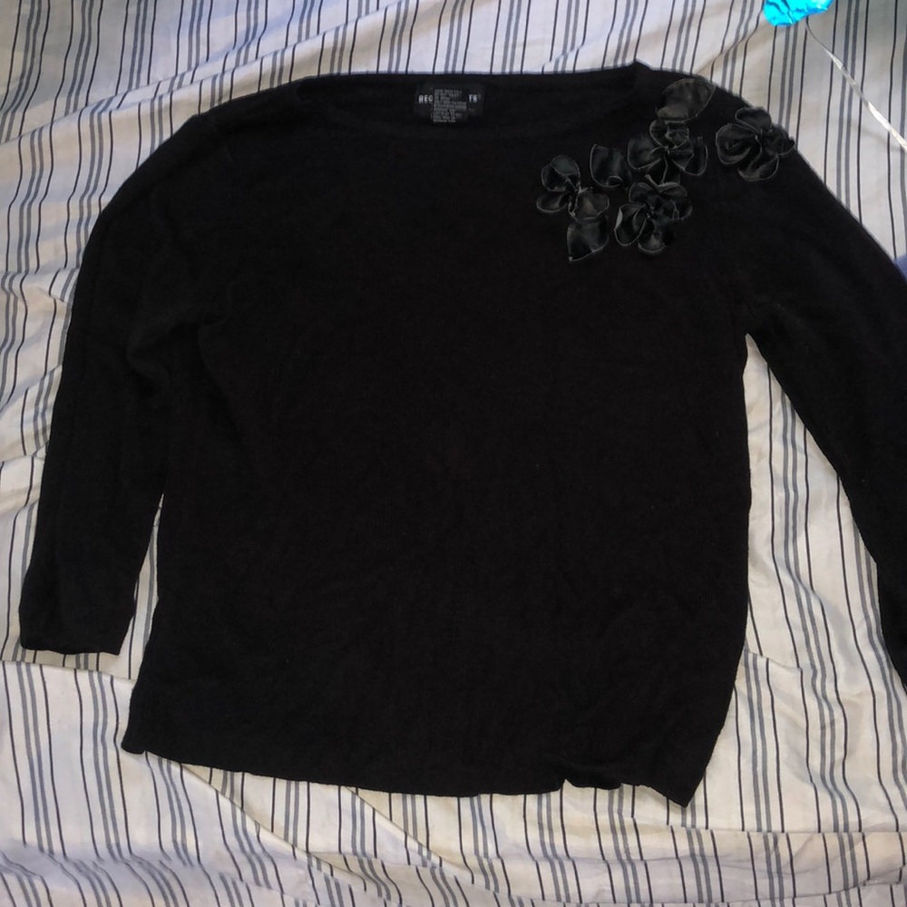 Sweater type shirt  flowers and sequins on